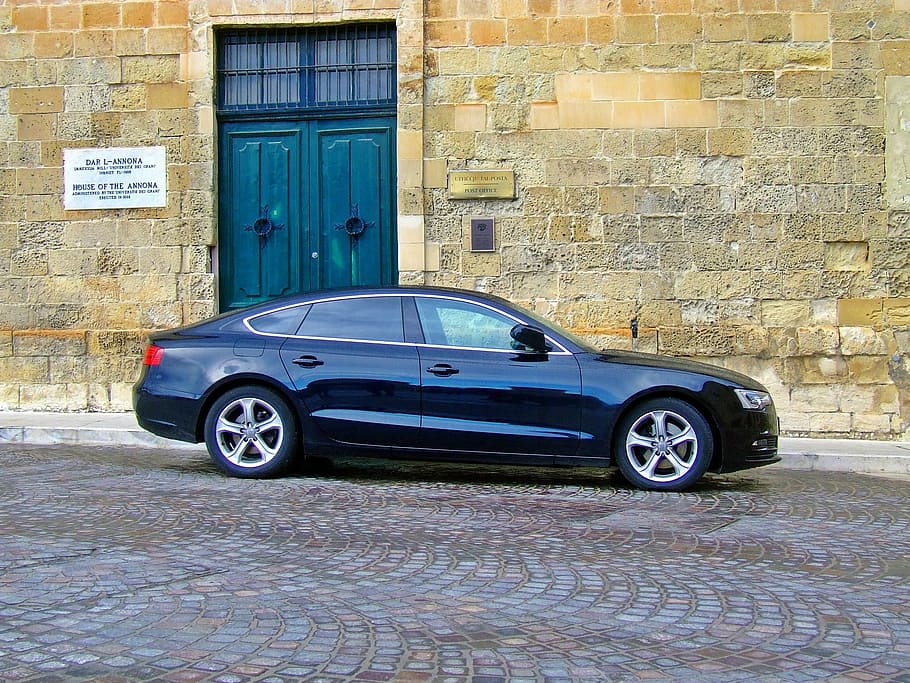 Azul, sedán, estacionado, hormigón, pavimento, marrón, edificio, durante el día, Audi A5, coche negro