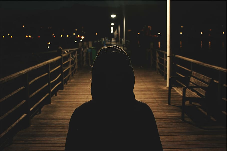 manusia, berdiri, jembatan, bayangan hitam, orang, hoodie, menyala, siang hari, sweter, gelap