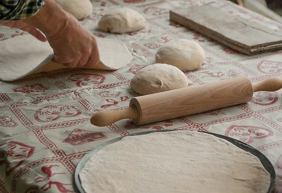 person, holds, dough, brown, wooden, rolling, pin, pizza, paste, roll pastry