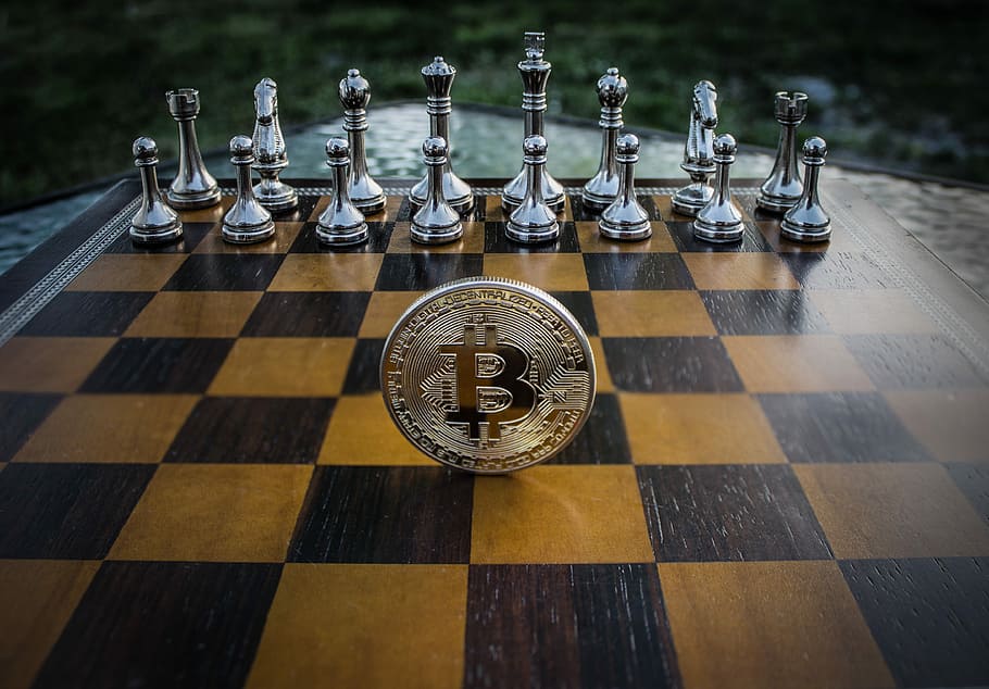 moeda dourada, tabuleiro de xadrez, criptomoeda, conceito, xadrez, bitcoin, blockchain, dinheiro, finanças, negócios