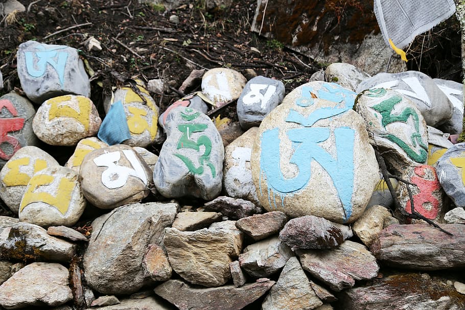 memorias de seis palabras, tibet, basong, lake, roca, sin gente, sólido, día, vista de ángulo alto, objeto de roca