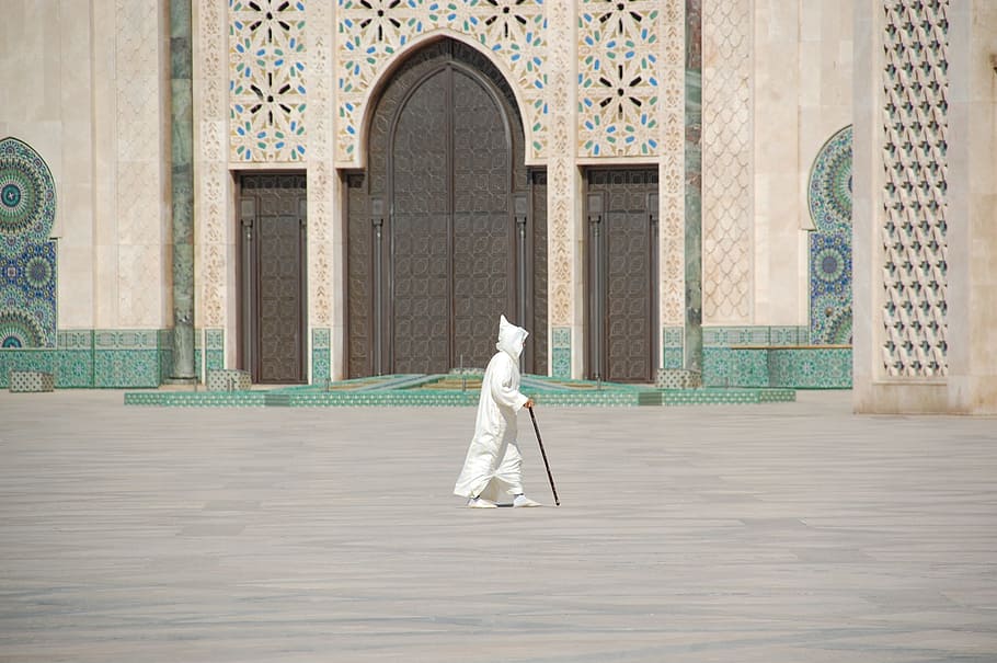 pessoa, branco, macacão, caminhada, Marrocos, África, Casablanca, mesquita, marroc junta-se a juncadella no, islã