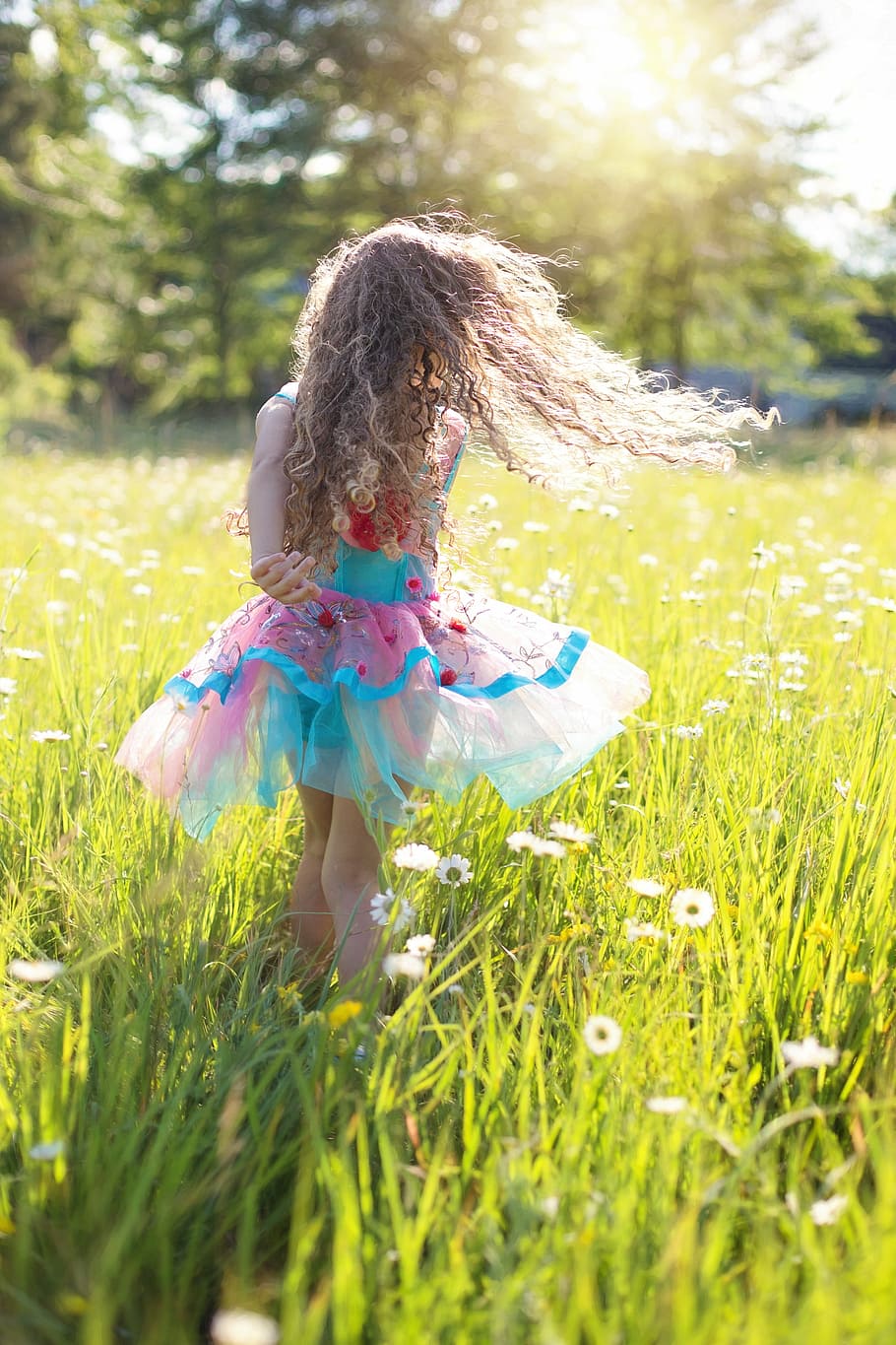 superficial, fotografía de enfoque, niña, verde, hierba, danza, girando, bailarina, infancia, feliz