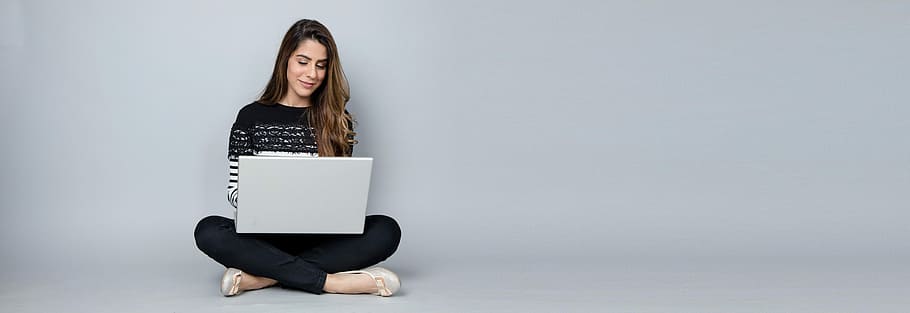 mulher, sentada, chão, usando, branco, laptop, negócios, blog, blogueiro, feminino