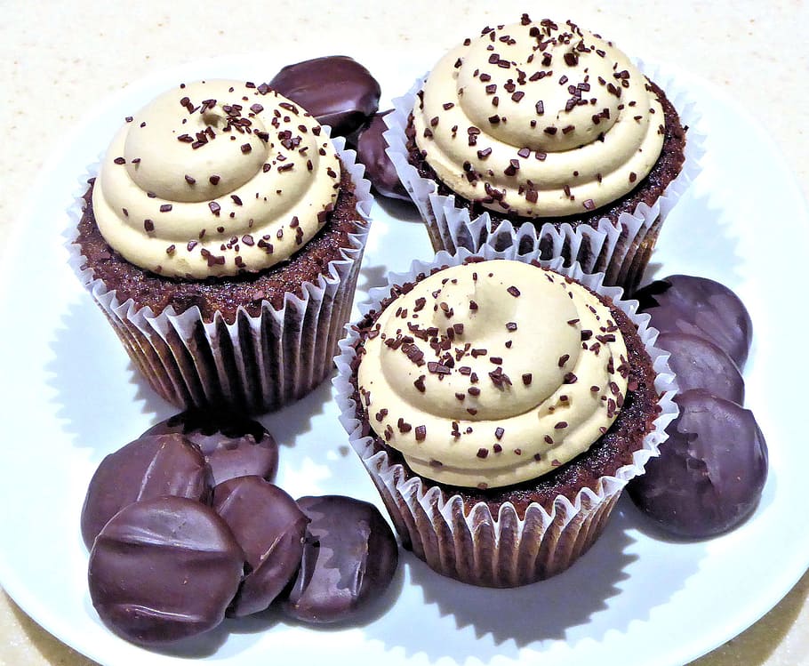 three, chocolate cupcakes, ceramic, plate, cupcakes, chocolate, caramel, sweet, food, cupcake