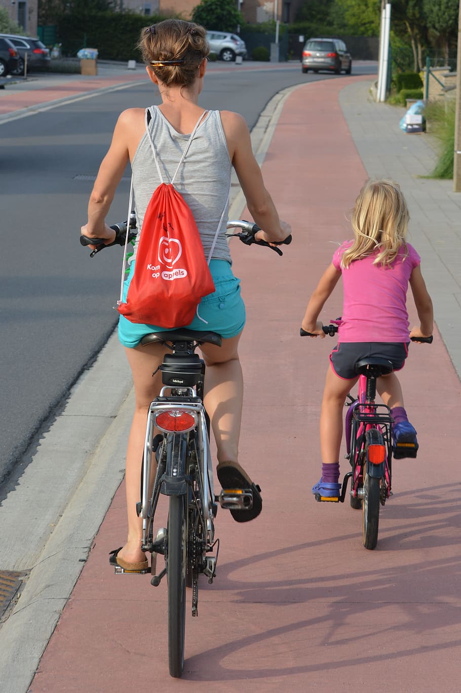 mujer, vistiendo, naranja, bolso con cordón, ciclistas, personas, mochila, orientación, madre e hijo, niño