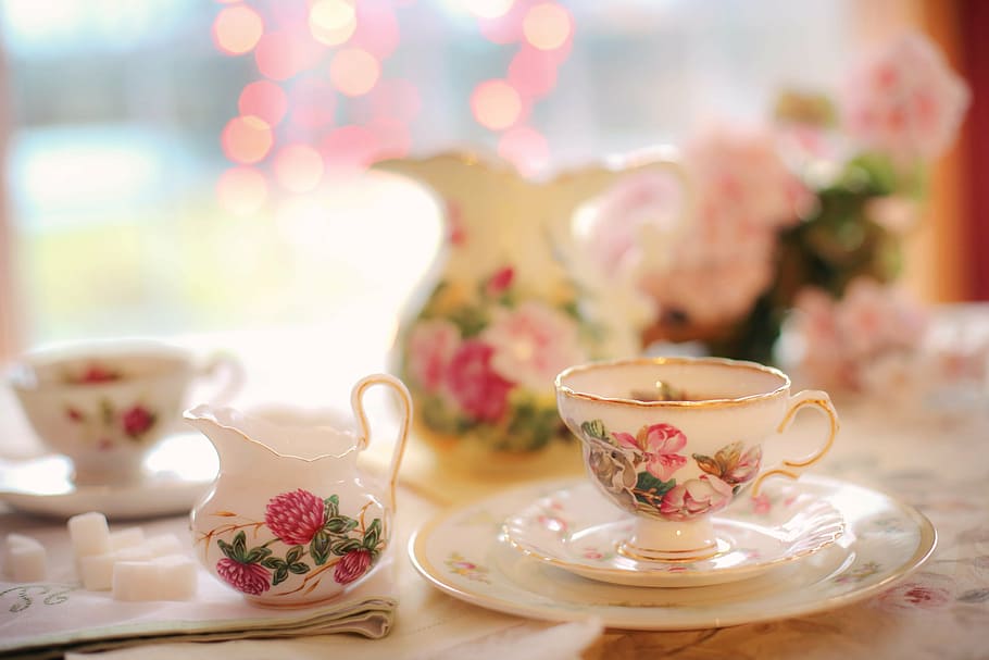 selektif, fotografi fokus, putih, merah muda, bunga, keramik, cangkir, piring, teh, pesta teh