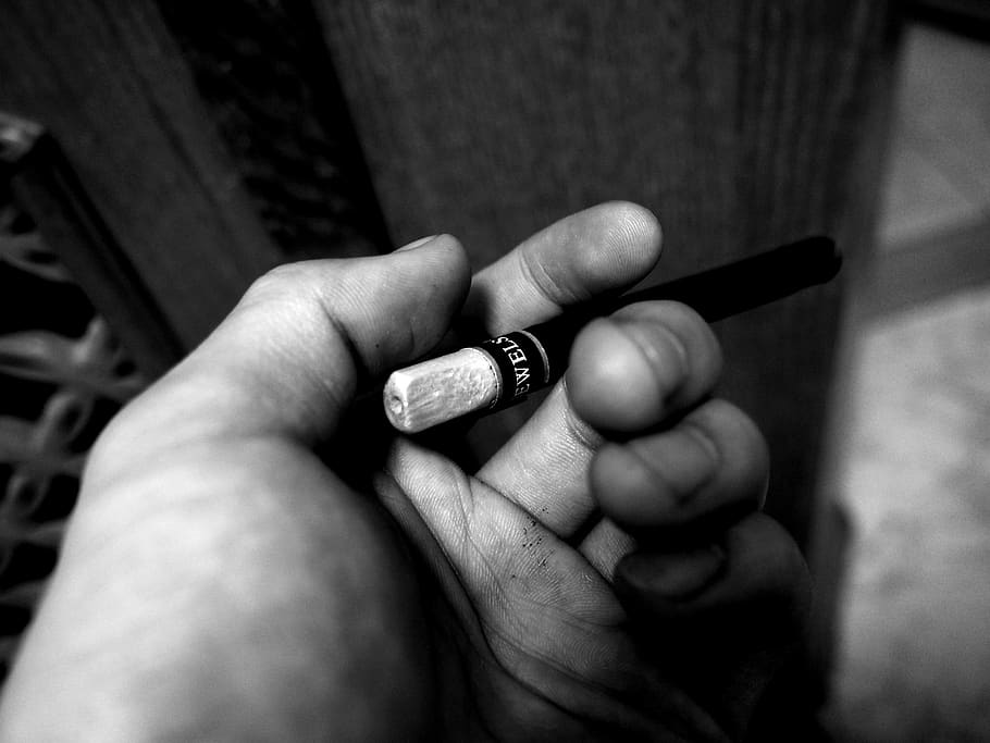 cigarrillo, fotografía en blanco y negro, mano, mano humana, parte del cuerpo humano, personas reales, problemas de fumar, una persona, problemas sociales, tenencia