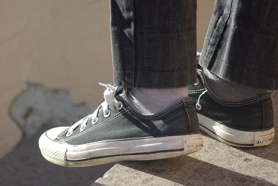 foto de close-up, pessoa, vestindo, par, tênis cinza e branco low-top, sapatos, cara, escadas, andar, sapato