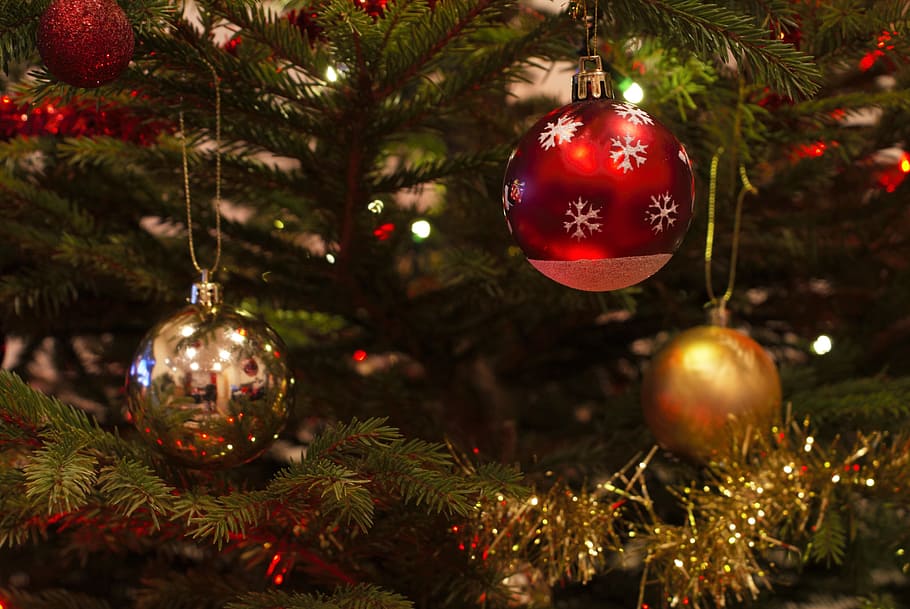 merah, abu-abu, pernak-pernik emas, pohon natal, pernak-pernik natal, dekorasi, dekorasi natal, natal, liburan, perayaan