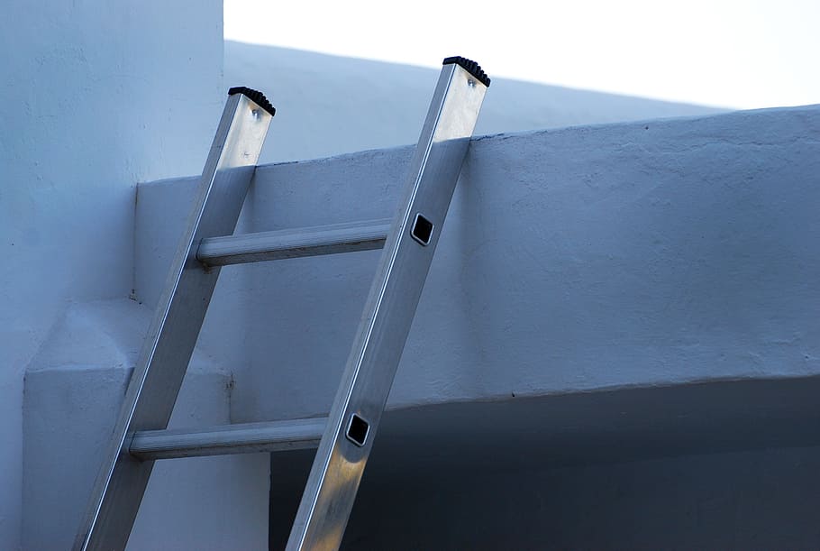 escalera de metal gris, escalera, subir, obtener, logro, soporte, aluminio, paso, azul, techo