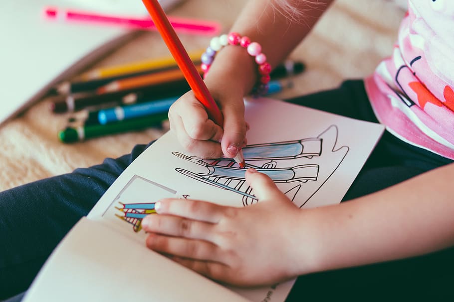 pessoa colorindo, livro, menina, segurando, branco, caneta, colorindo, criança, bebê, lápis de cor