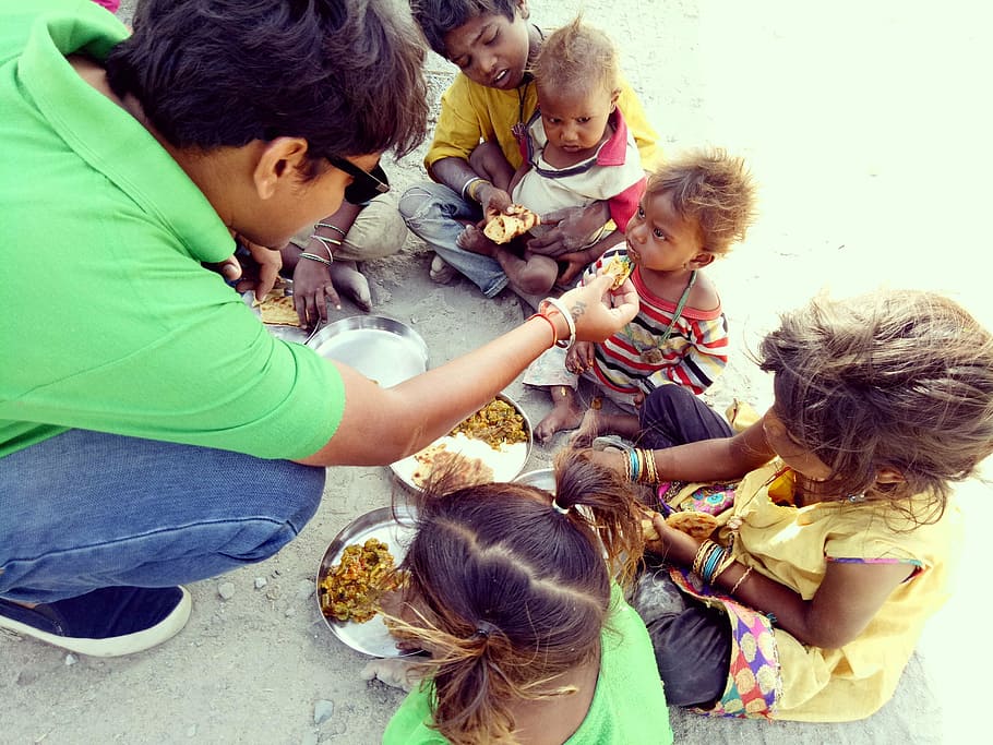 homem alimentando crianças, trabalho social, fome, trabalho de caridade, criança, pessoas, meninas, grupo de pessoas, felicidade, meninos