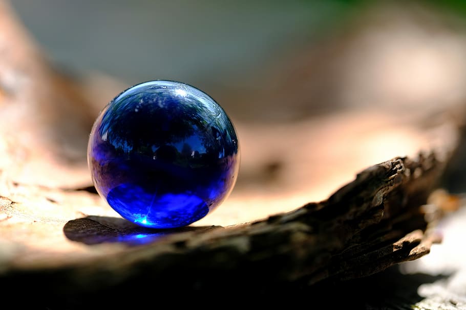 mainan marmer biru, bola, bola kaca, marmer, kaca, tentang, mirroring, gambar dunia, cahaya, alam