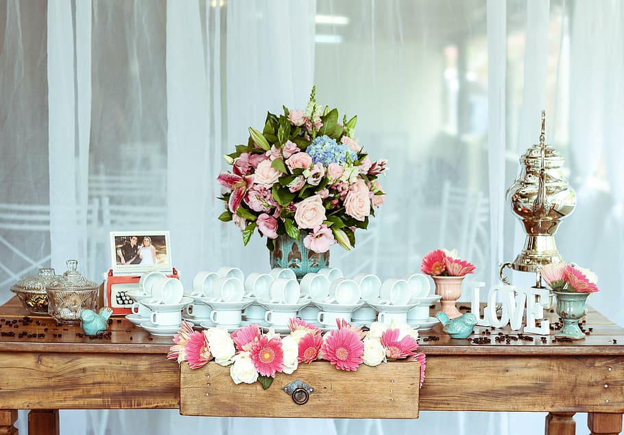 arranjo de flores, atrás, xícaras de chá, pires, mesa, xícara, cerâmica, flor, buquê, interior