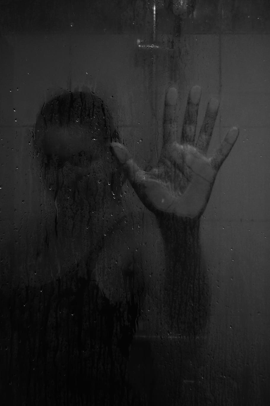 женщина, рука, стекло, девушка, душ, вода, капли, чёрно-белое, человеческая рука, один человек