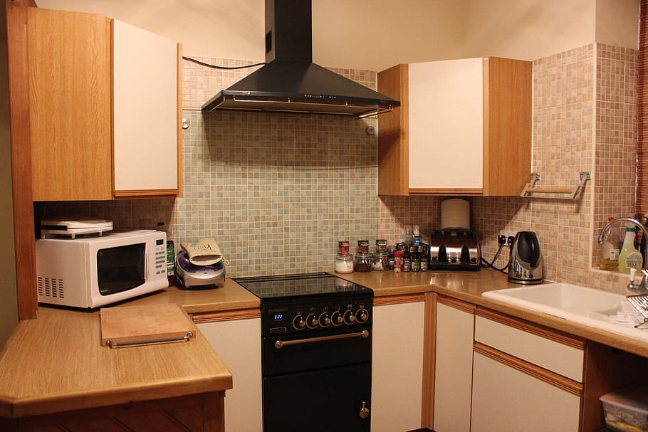 putih, microwave meja, lemari dapur, kompor, wastafel, rempah-rempah, oven, ketel, microwave, talenan
