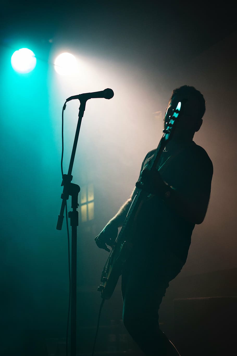 manusia, bermain, gitar bass, berdiri, depan, mikrofon, orang-orang, gitar, konser, lampu