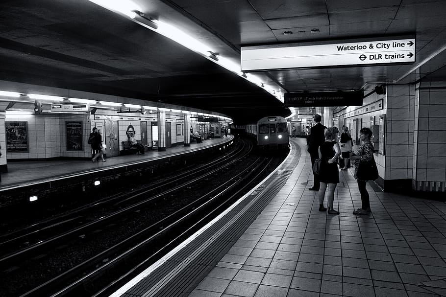 tiro, passageiros do metrô, esperar, trem, londres, subterrâneo, Monocromático, metrô, passageiros, eles esperam