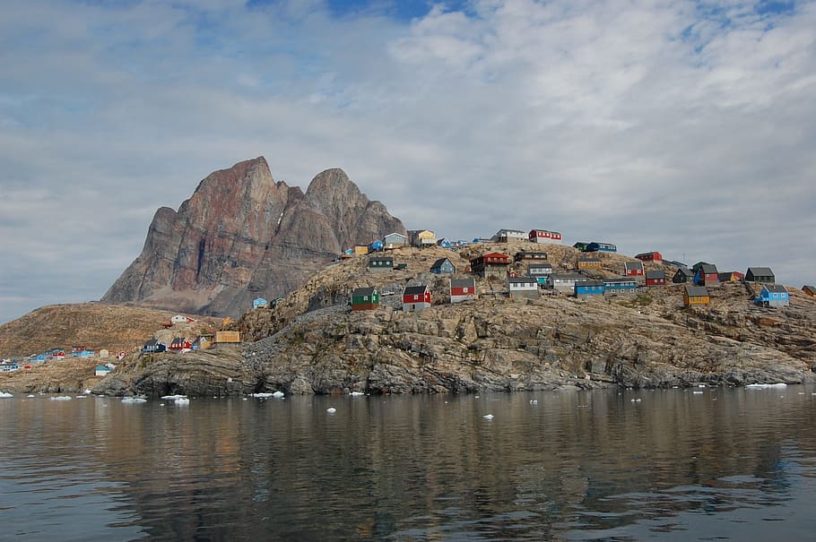 Colorido, hjertebjerget, uummannaaq, casas, laderas de las montañas, al aire libre, reflexión, agua, día, frente al mar