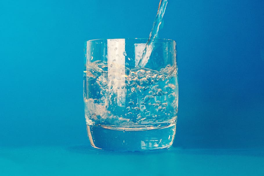 claro, vaso, líquido, vertiendo, agua, roca, vidrio, bebida, azul, fondo azul