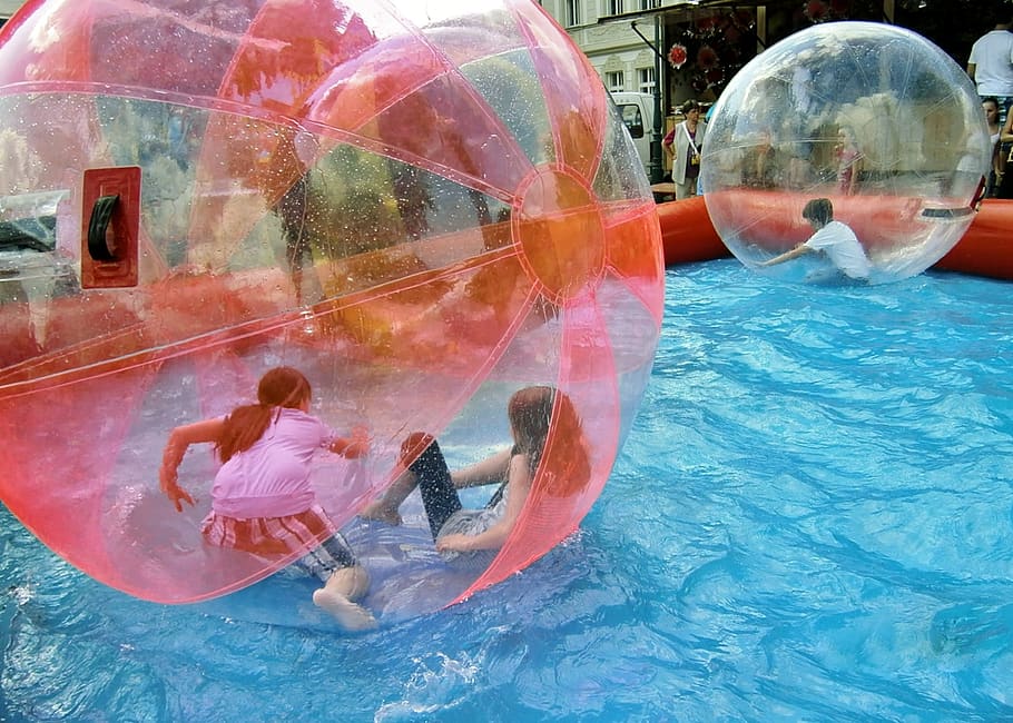 zorbink, esfera, diversão, zorbing, bolas infláveis, peregrinação, atração, agua, pessoas reais, transparente