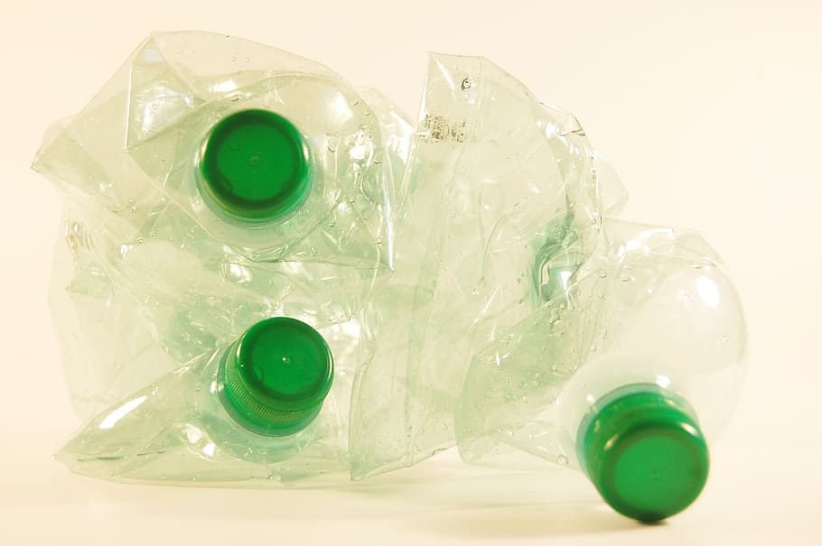três, claro, embalagens, verde, bonés, garrafas plásticas, reciclagem, plástico, participando de, lixo