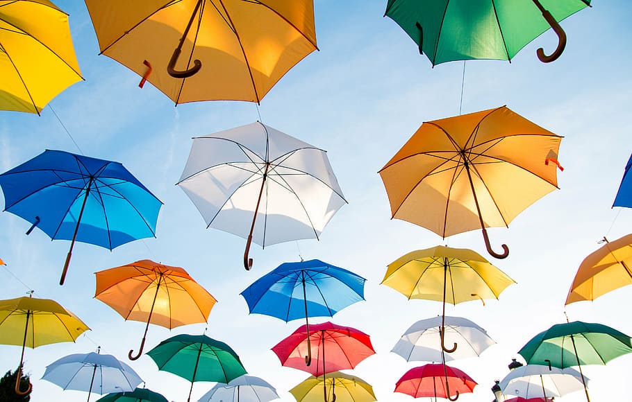 payung gantung dekorasi, berbagai macam, warna, payung, pertengahan, udara, siang hari, langit, sinar matahari, musim panas