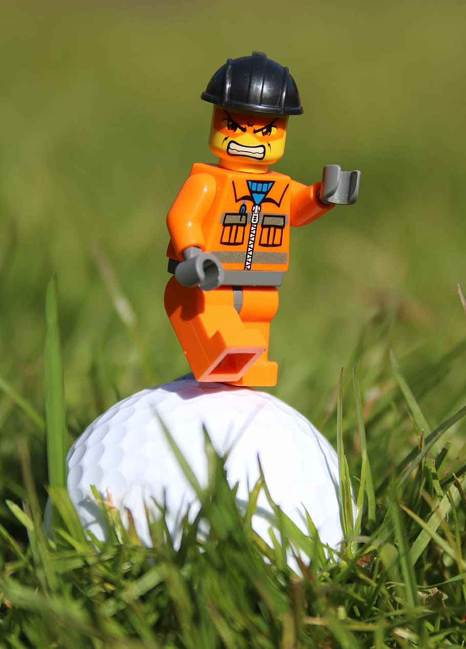 minifigure minecraft oranye oranye, golf, bola golf, marah, lucu, pria mainan, pria, rumput, wajah, ekspresi