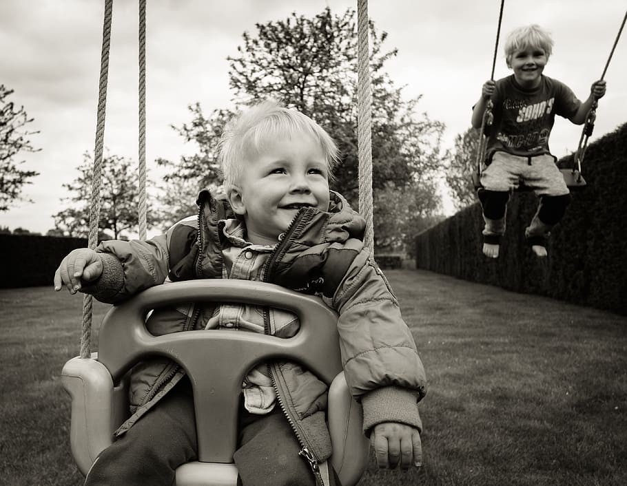 foto en escala de grises, dos, niños, equitación, columpios, columpio, poco, feliz, diversión, niño