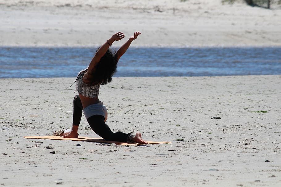 wanita, aerobik, di samping, air, siang hari, yoga, pantai, relaksasi, pasir, sporty
