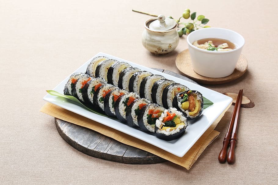 sushi en plato, fotografía de alimentos, coreano, arroz kim, yeongdeungpo muy, comida y bebida, mariscos, alimentos, frescura, pescado