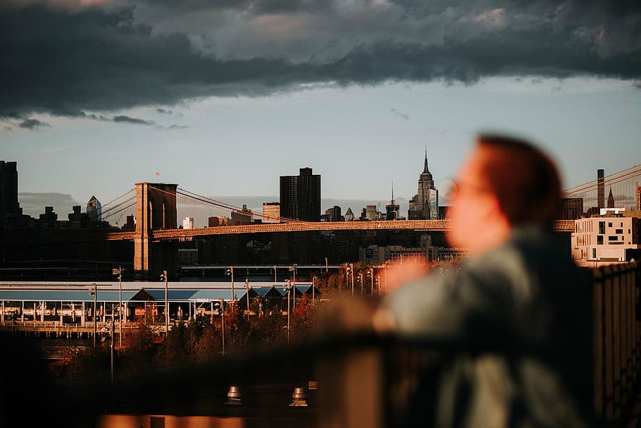 homem, em pé, frente, cerca, Ponte de Brooklyn, pessoas, urbano, cidade, viagem, aventura