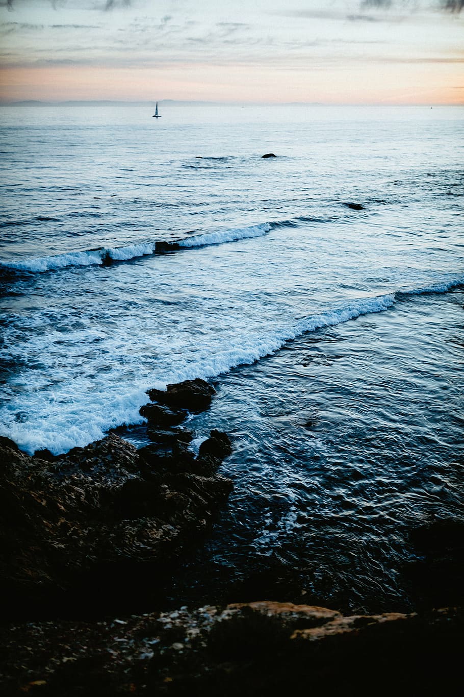 photography of seashore, nature, water, crashing, waves, ocean, blue, sea, rocks, horizon