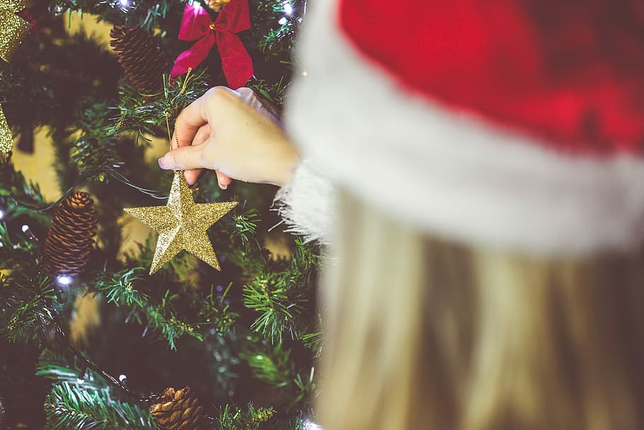 jovem, mulher, decoração, árvore de natal, loira, natal, noite de natal, época de natal, dezembro, decorações