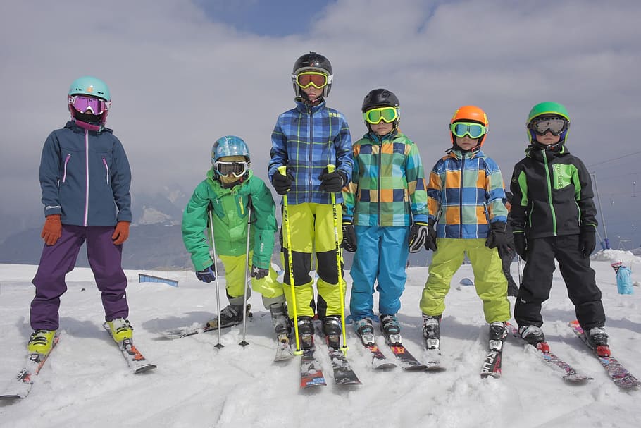 山, スキー, 子供, 人々のグループ, ヘルメット, フルレングス, 帽子, スポーツ, 男性, ウィンタースポーツ