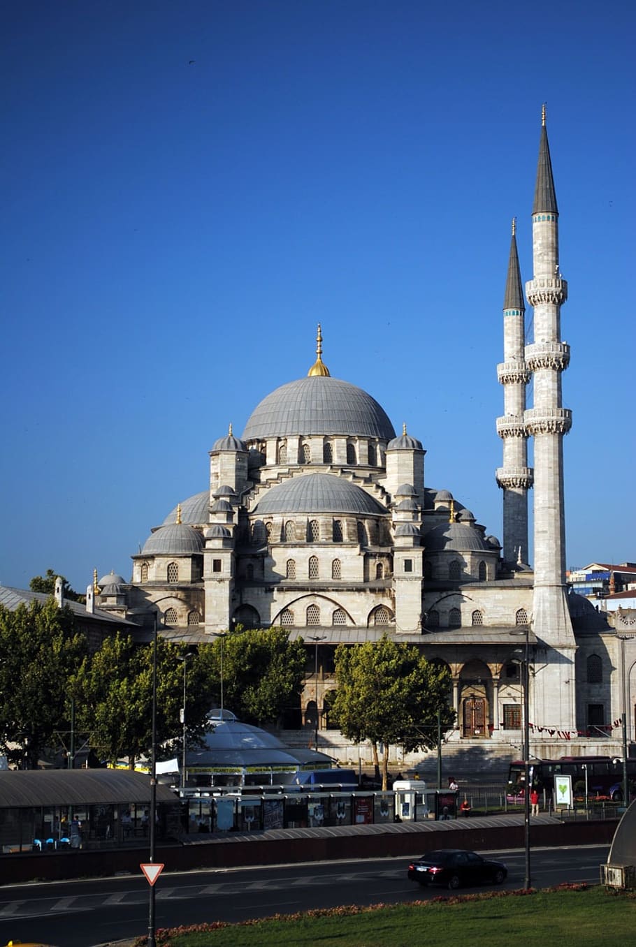 Мечети в стамбуле фото. Мечеть Турция Стамбул. Стамбул Cami. Мечеть с четырьмя минаретами Стамбул. Турция Масджид.