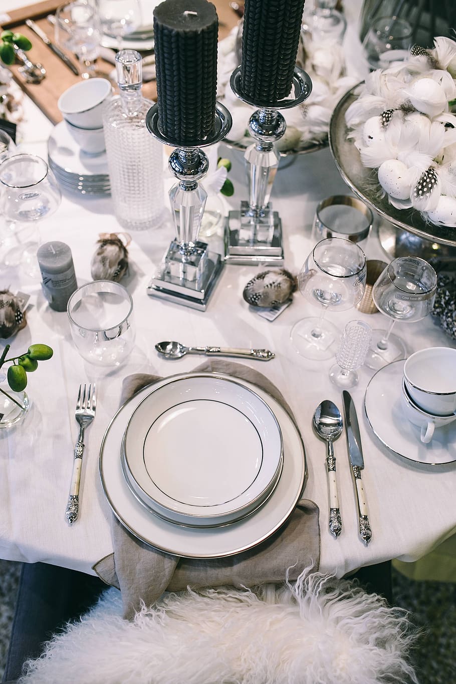 blanco, mesa, cena, restaurante, elegante, huevos, decoración, opulento, codorniz, plumas
