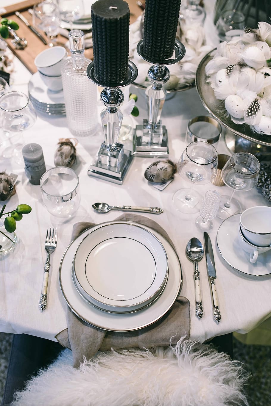 mesa de jantar do restaurante, decorado, ovos de codorna, penas, fantasia, restaurante, jantar, mesa, branco, elegante