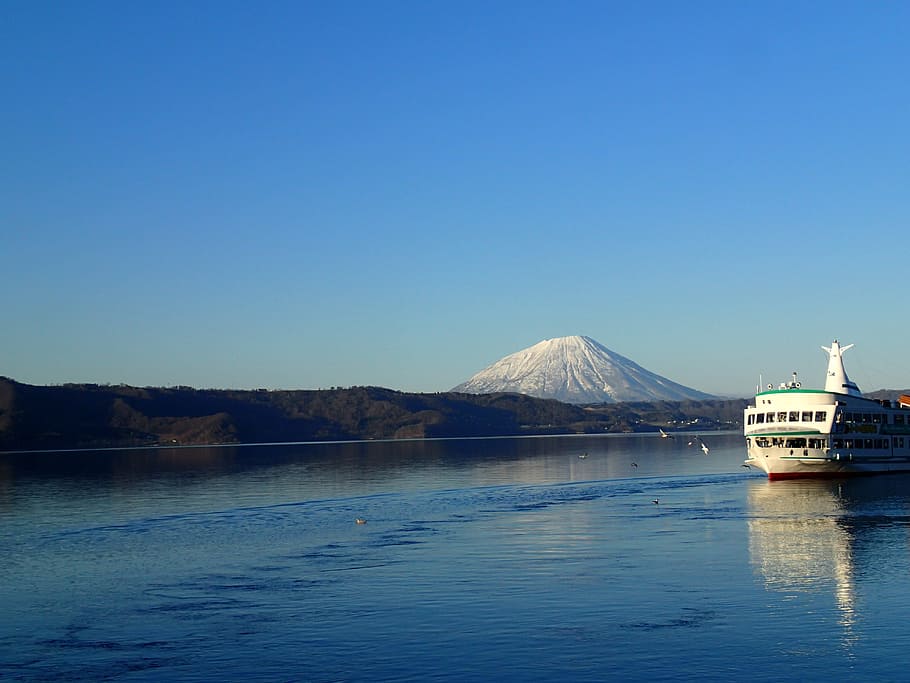 Hokkaido, Japón, Invierno, reflexión, montaña, agua, azul, lago, frente al mar, cielo