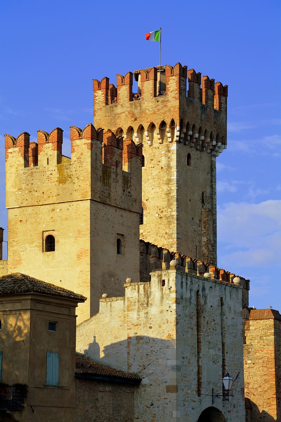 torre, castillo, paredes, cielo, bandera, italiana, sirmione, italia, arquitectura, estructura construida