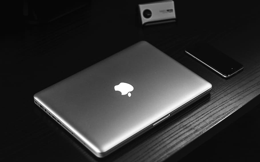 macbook perak, meja, di samping, smartphone, macbook, apel, blancoynegro, hitam, putih, desain