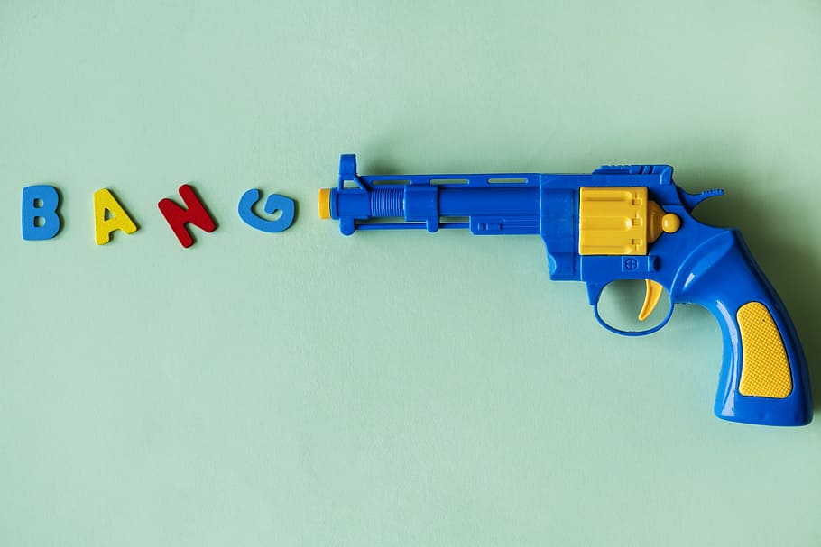 azul, amarelo, brinquedo revólver plástico, braços, fundo, estrondo, infância, crianças, fechar-se, defesa