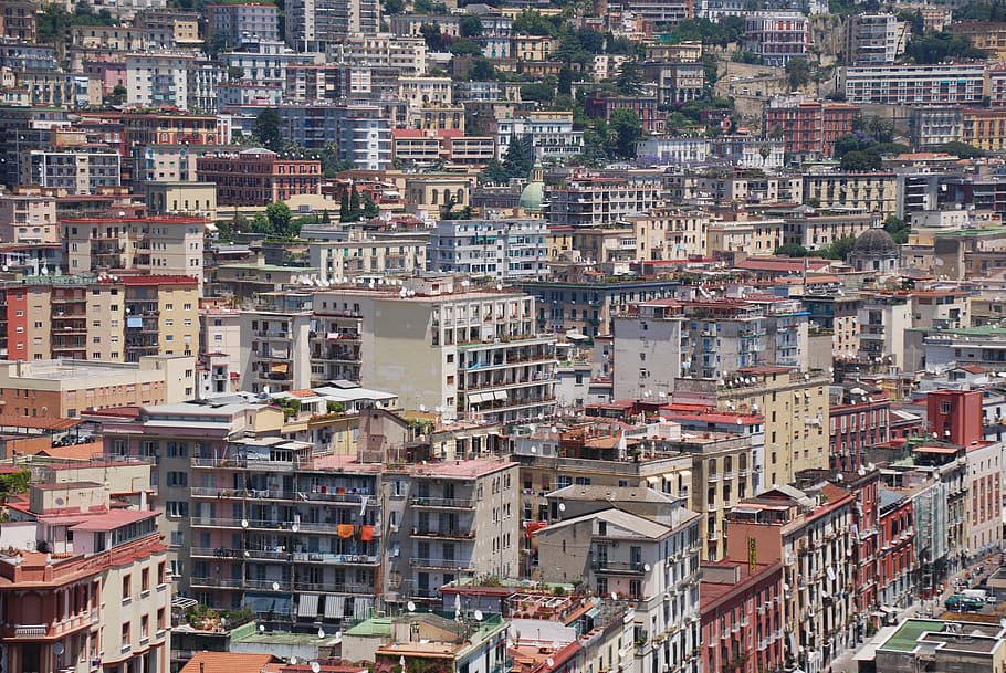 Casas cerca de la carretera, edificios, ciudad, lleno de gente, Italia, Nápoles, arquitectura, viajes, exterior del edificio, estructura construida