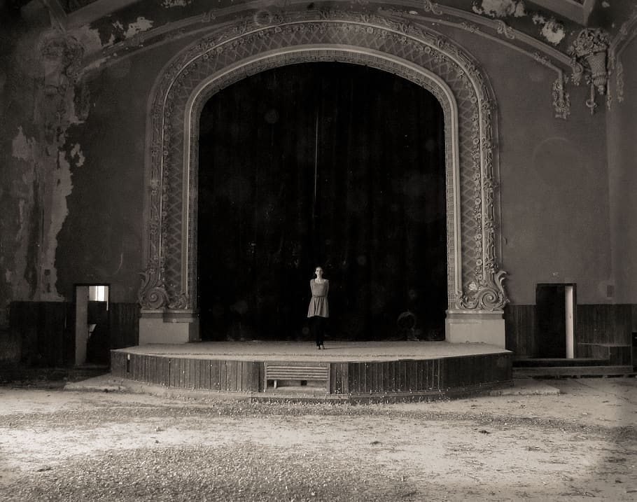escena, actuación, sepia, fantasma, niña, estrada, teatro abandonado, cortina, una persona, arquitectura