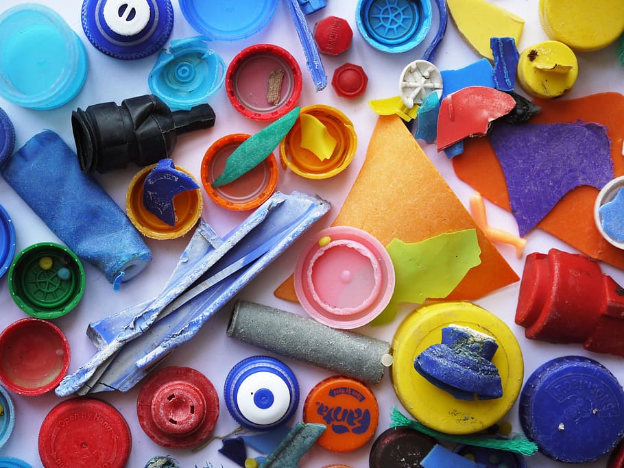 lote de ferramentas de arte de cores sortidas, plástico, resíduos, lavado, encontrado na praia, reciclar, ambiental, poluição, lixo, meio ambiente