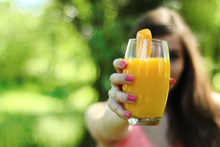 suco de laranja, copo, mãos, dedos, esmalte de unha, menina, bebida, refresco, comida e bebida, mão humana