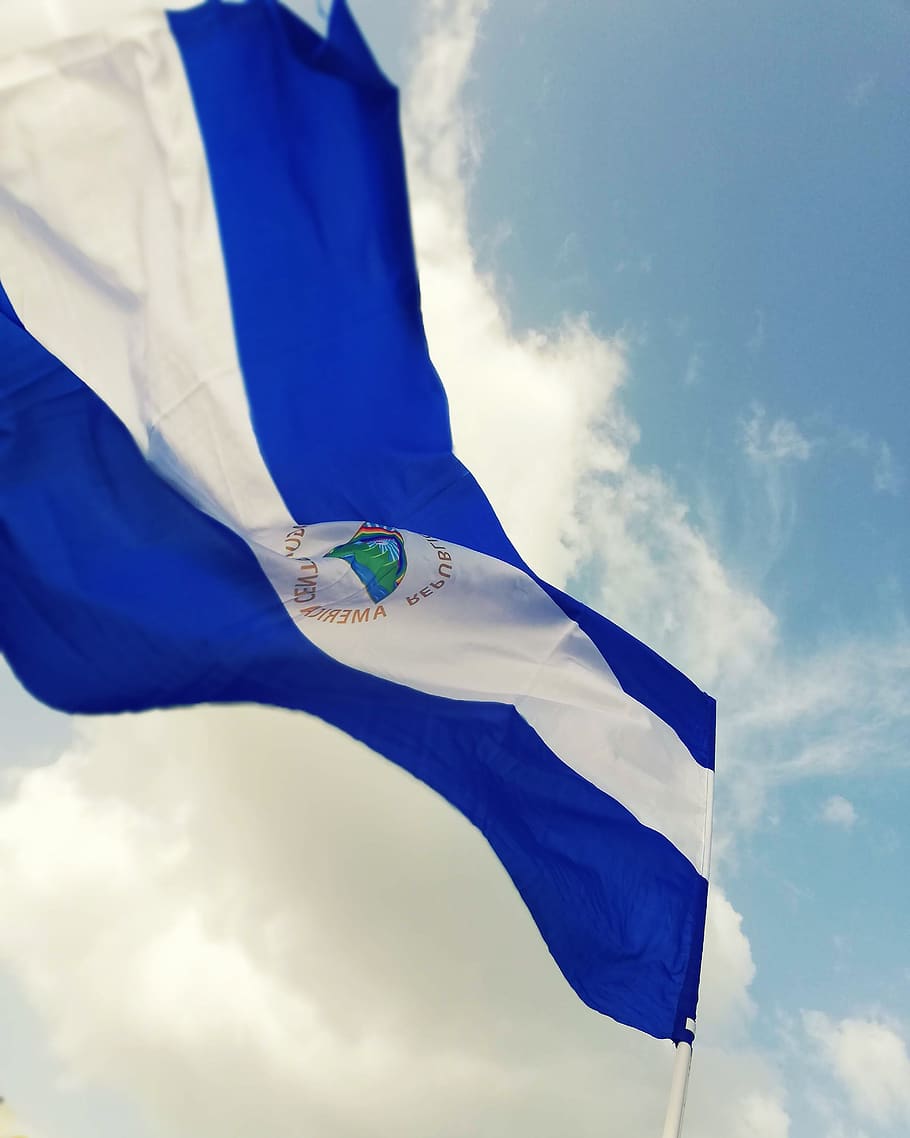 nicaragua, país, nación, hogar, Bandera, nube - cielo, patriotismo, cielo, una persona, parte del cuerpo humano