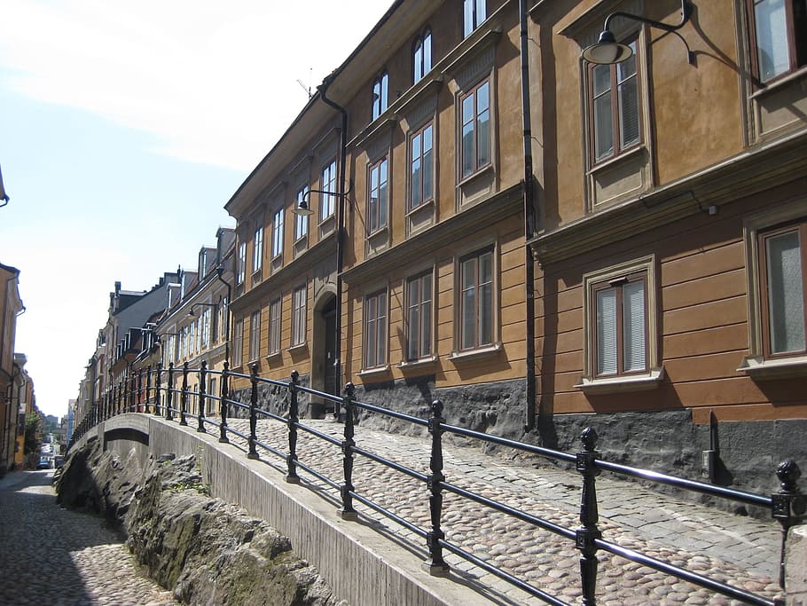 Estocolmo, casco antiguo, callejón, adoquines, fachada, ventana, hogar, edificio, arquitectura, carretera