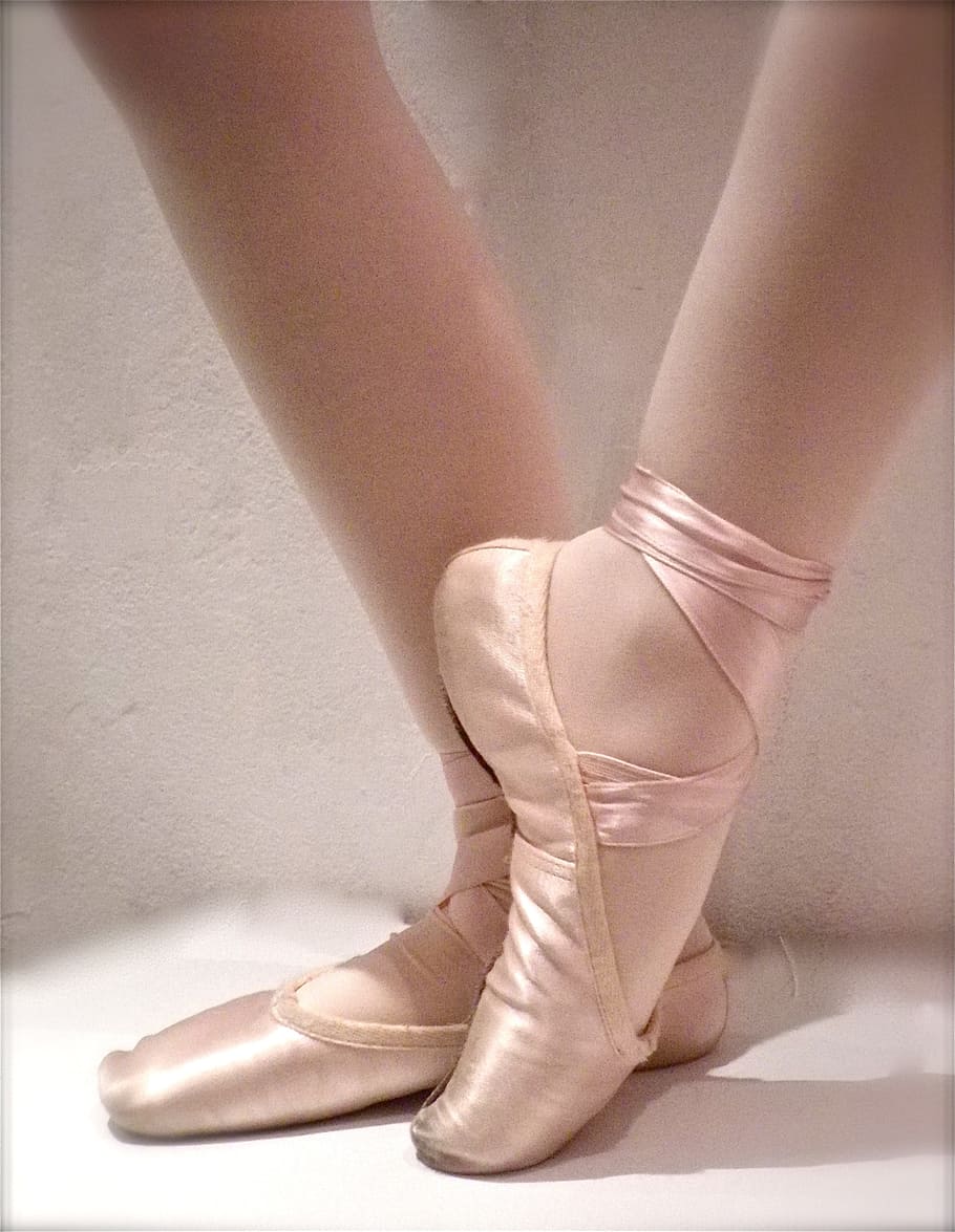 mujer, vistiendo, rosa, zapatillas de ballet, baile, ballet, bailarines, sección baja, parte del cuerpo humano, pierna humana